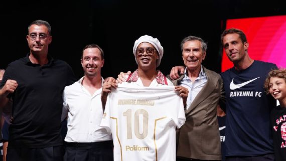 Ronaldinho fue presentado en Ravenna y reveló por qué volvió al fútbol profesional